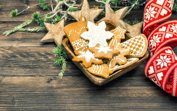 Adornos navideños y galletas de jengibre — Foto de Stock