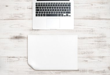 Klavye üzerinde ahşap Resepsiyon. Kağıt arka plan. Office çalışma alanı