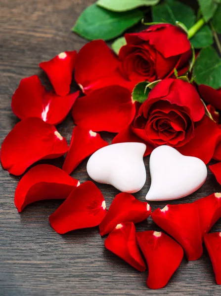 Rose rosse e due cuori. Decorazione di San Valentino — Foto Stock