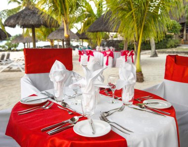 Sunset Beach romantik bir akşam yemeği. Yer sofra