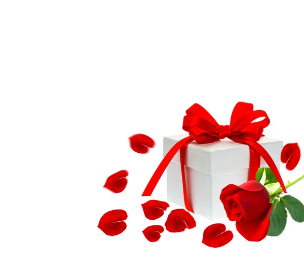 De doos van de gift met lint boog. Rode rose bloem met bloemblaadjes — Stockfoto