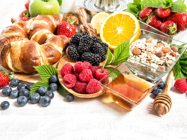 Frühstück Croissants, Müsli, Früchte, Beeren. gesunde Ernährung — Stockfoto