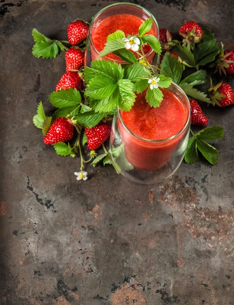 Batido de morango. Conceito de desintoxicação. Alimentos saudáveis — Fotografia de Stock