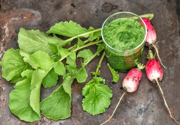Smoothy of fresh green radish leaves. Food Detox — Stock Photo, Image