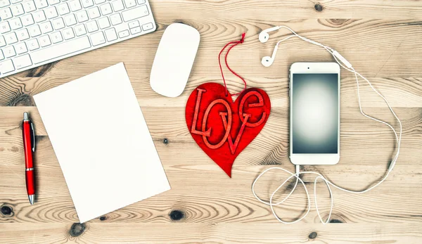 Valentines Day concept. Office Desk Red Heart, Paper, Phone — Stock Photo, Image