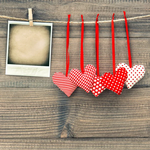 Corazones rojos y marco de fotos polaroid instantánea. Día de San Valentín —  Fotos de Stock