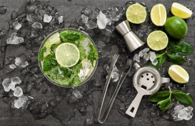 Kokteyl limon, nane ve buz ile. Bar içki aksesuarları