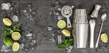 Araçları yapımı içki. Kokteyl limon, nane, buz için malzemeler