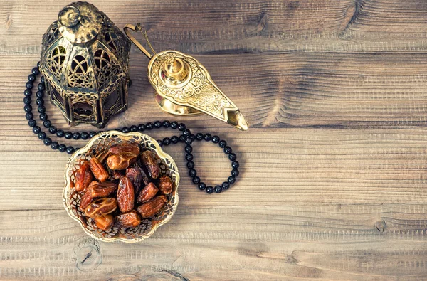 Candeeiro Ramadã, rosário e tâmaras. Férias decoração — Fotografia de Stock