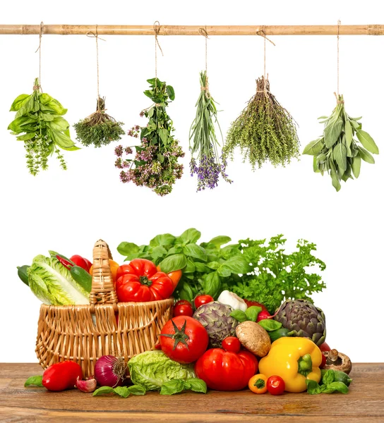 Grönsaker och örter på vit bakgrund. Hälsosam mat — Stockfoto