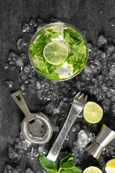 Cocktail froid avec citron vert, menthe, glace. Outils de fabrication de boissons — Photo