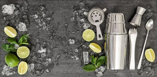 Beber haciendo herramientas. Ingredientes para cóctel lima, menta, hielo —  Fotos de Stock