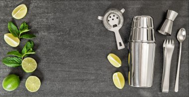 İçki yapım araçları ve kokteyl limon nane için malzemeler