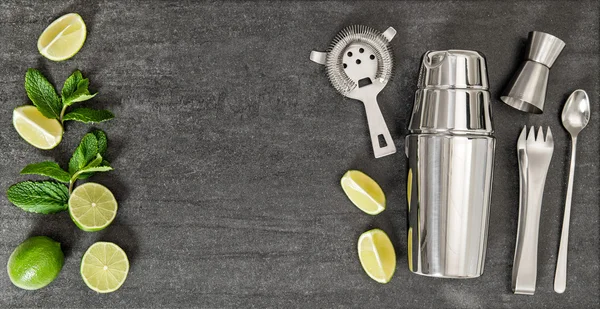 İçki yapım araçları ve kokteyl limon nane için malzemeler — Stok fotoğraf