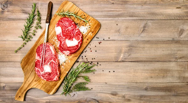 Rib Eye Steak s kořením, bylinkami. Jídlo pozadí — Stock fotografie