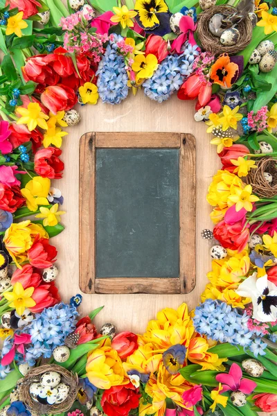 Vacaciones fondo pizarra. Flores de primavera huevos de Pascua — Foto de Stock