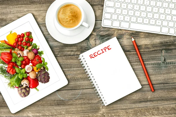 Digital tablet och grönsaker. Mat recept — Stockfoto