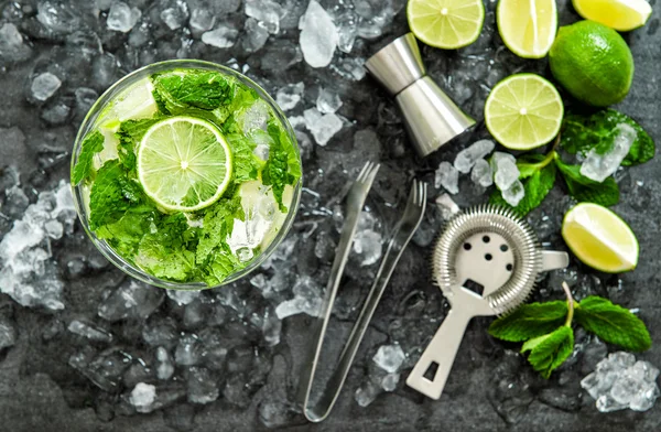 Mojito cocktail ingrediënten. Drinken maken accessoires — Stockfoto