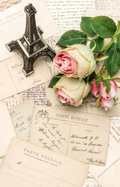 Rozen, antieke ansichtkaarten en souvenir Eiffel Parijs — Stockfoto