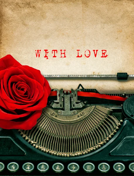 Skrivmaskin röd ros blomma. Med kärlek — Stockfoto