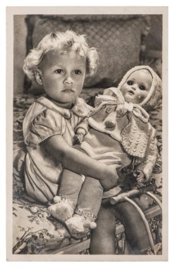 Küçük kız büyük bir bebekle oynarken. Vintage resim