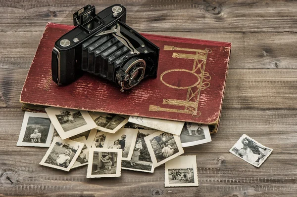 Antique film camera, photo album old pictures — Stock Photo, Image