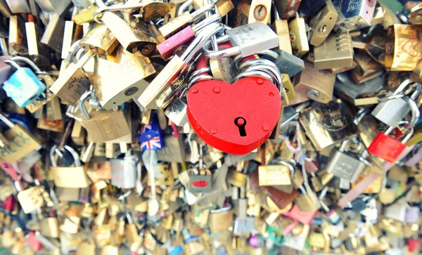 Cerraduras de amor en París. Día de San Valentín — Foto de Stock