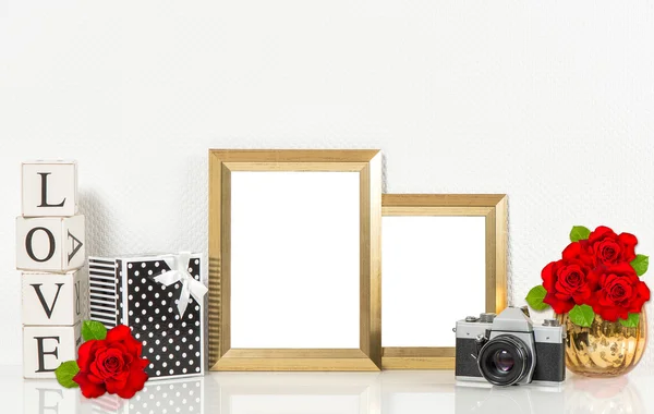 Gouden foto frames, rood roze bloemen, vintage camera — Stockfoto