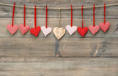 Ahşap arka plan üzerinde kırmızı kalpler. Sevgililer günü dekorasyon