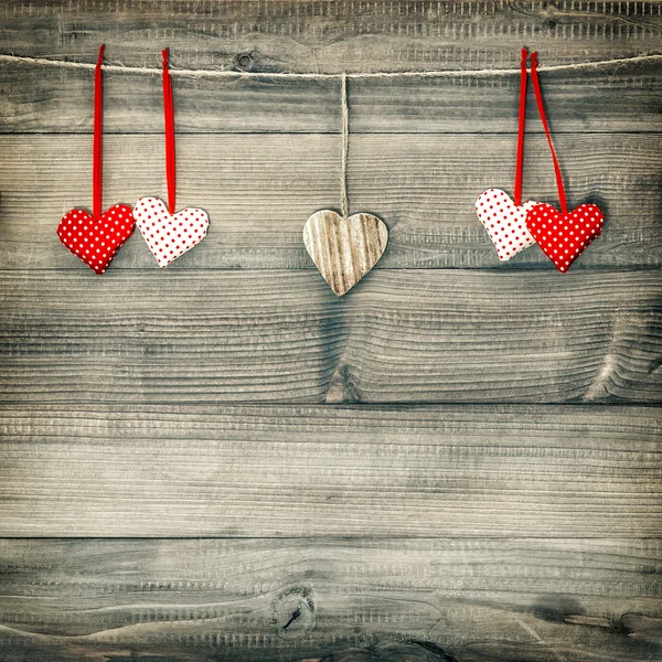 Cuori rossi appesi alla clothesline. San Valentino — Foto Stock