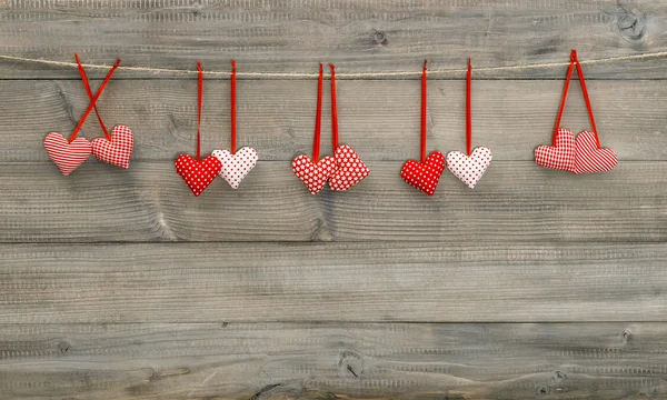 Висить на текстильна серця. День Святого Валентина — стокове фото