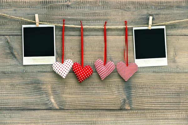 Red hearts blank polaroid photo frame hanging on clothesline — Stock Photo, Image