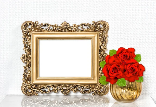 Gyllene picture frame röda rosor blommor. Vintage inredning — Stockfoto