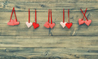 Kırmızı kalpler. Sevgiliye arka plan. Vintage tarzı