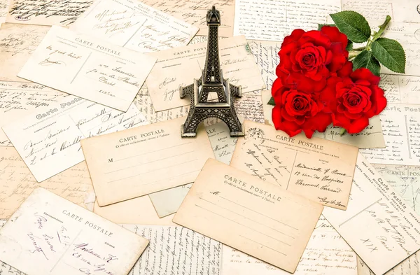 Rote Rosen, alte Buchstaben, Eiffelturm aus Paris — Stockfoto