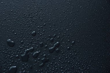 Siyah arkaplan arkaplanındaki su damlaları soyut doku arkaplanı