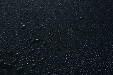 Siyah arkaplan arkaplanındaki su damlaları soyut doku arkaplanı