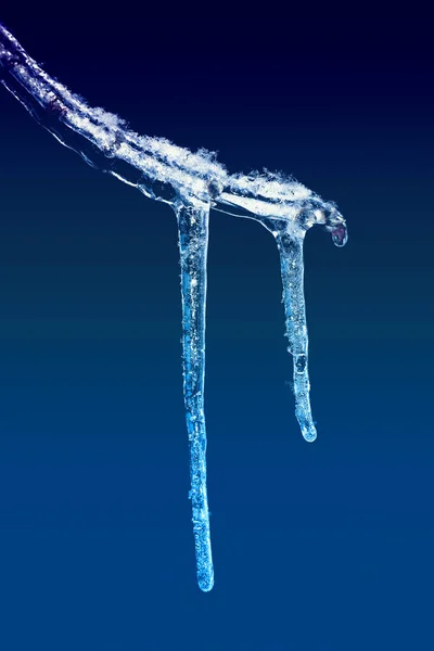 mavi arkaplanda iki buz saçağı