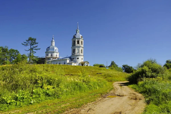 Wieś Letniej Drogi Wzgórzu Stary Kamienny Biały Kościół Prawosławny — Zdjęcie stockowe