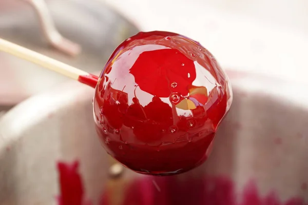 Karamelli elma. Festivaldeki çocuklar için tatlı elma