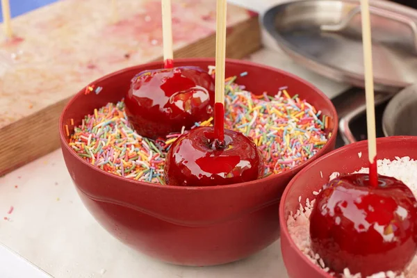 Karamelli elma. Festivaldeki çocuklar için tatlı elma