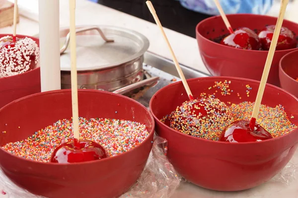 Karamelli elma. Festivaldeki çocuklar için tatlı elma