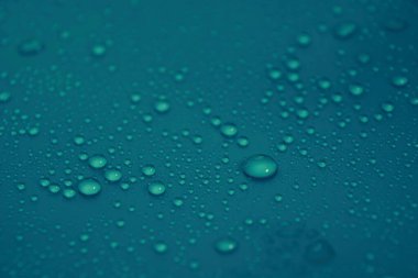 Turkuaz arkaplan dokusuna su damlaları