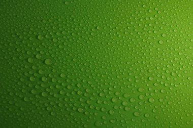 Tasarım için yeşil arkaplan dokusu üzerine su damlaları