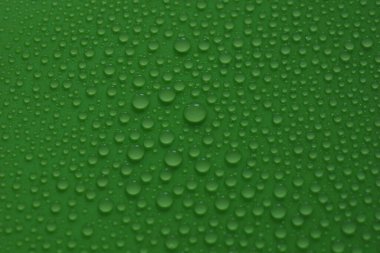 Tasarım için yeşil arkaplan dokusu üzerine su damlaları