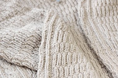 El yapımı beyaz yün kazak.