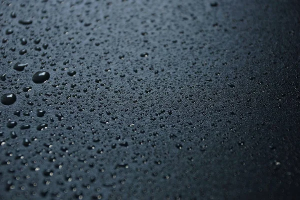 Siyah arkaplan arkaplanındaki su damlaları soyut doku arkaplanı
