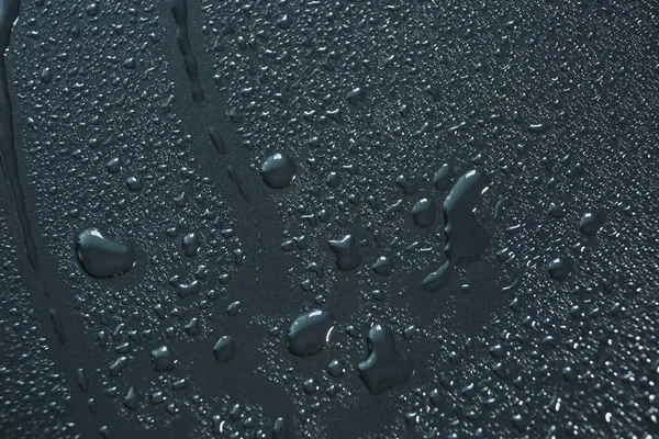 水滴在黑色背景抽象纹理背景上 — 图库照片