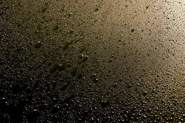 Gotas Agua Sobre Fondo Negro Textura Abstracta Fondo Luz Dorada — Foto de Stock