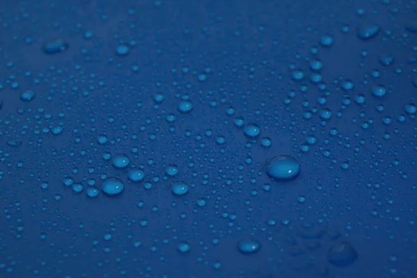 Mavi arkaplan dokusuna su damlaları